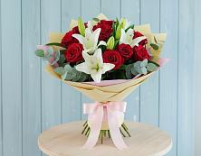 Букет цветов из:  Лилии и Розы в Усть-Куте
