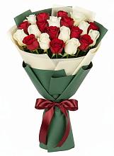 Букет Микс из красных и белых роз в Усть-Куте