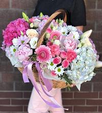 Композиция солнечный день в Усть-Куте Цветочная композиция из Розы, Хризантемы, Пионы и Лизиантусы в корзине в Усть-Куте