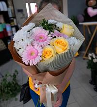 Букет цветов из:  Герберы, Розы и Хризантемы в Усть-Куте
