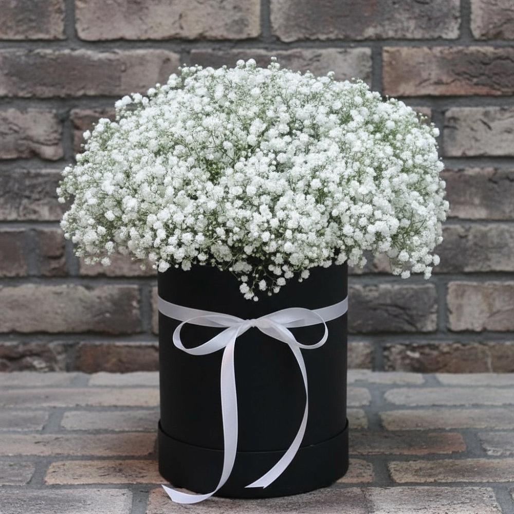 Цветочная композиция из Гипсофила в шляпной коробке в Усть-Куте