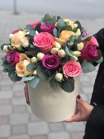 Цветочная композиция из Розы в шляпной коробке в Усть-Куте
