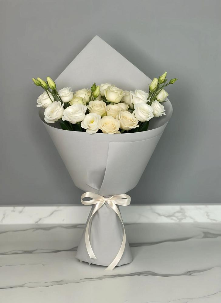 Букет цветов из: Розы и Лизиантусы в Усть-Куте