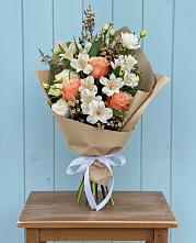 Букет цветов из:  Альстромерии, Лизиантусы, Розы и Хризантемы в Усть-Куте