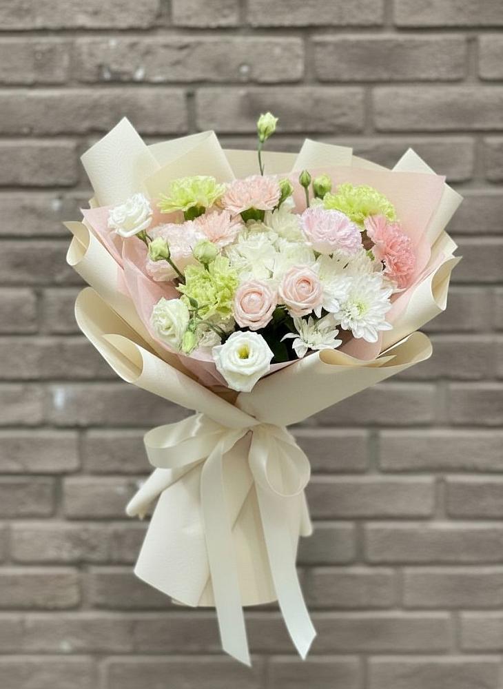 Букет цветов из: Гвоздики, Розы, Лизиантусы и Хризантемы в Усть-Куте