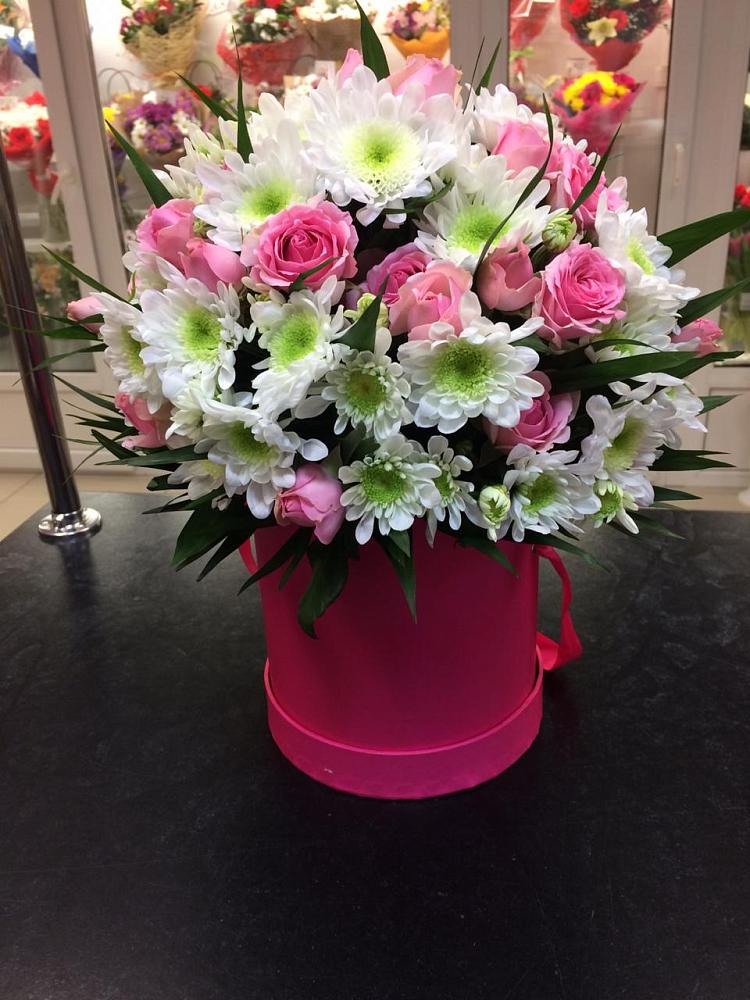 Цветочная композиция из Розы и Хризантемы в шляпной коробке в Усть-Куте