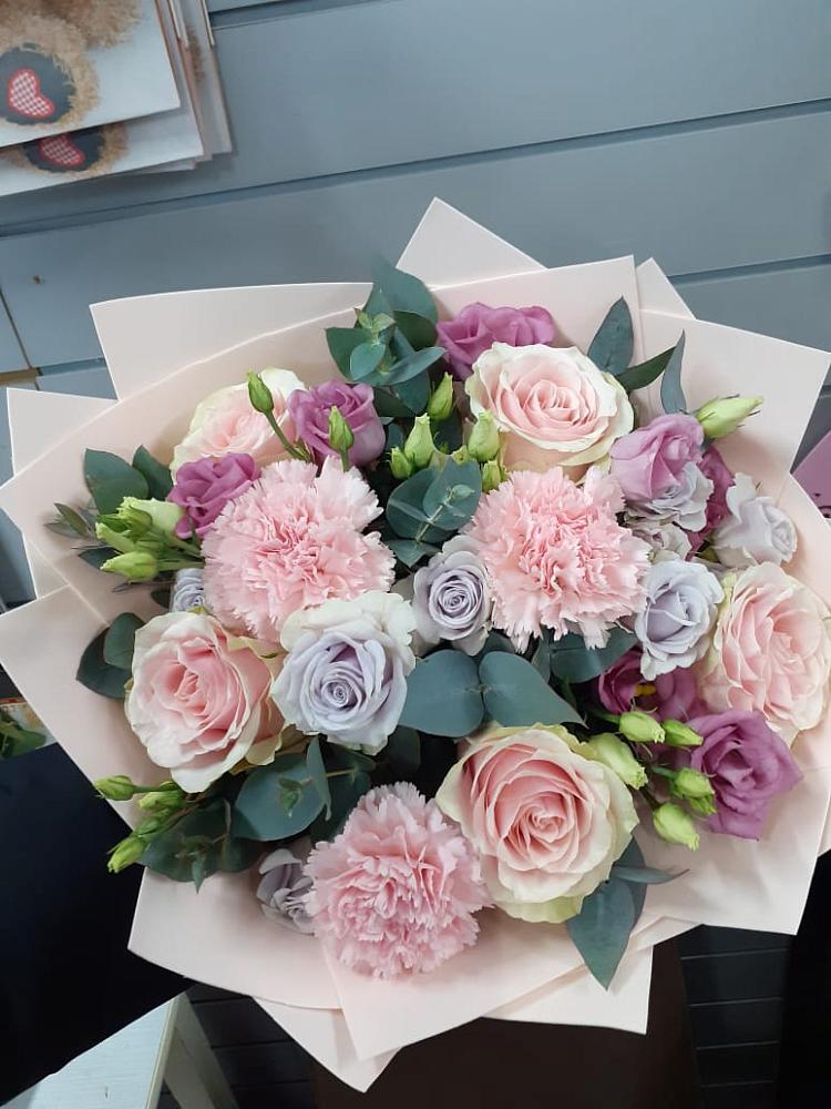 Букет цветов из: Розы, Гвоздики и Лизиантусы в Усть-Куте