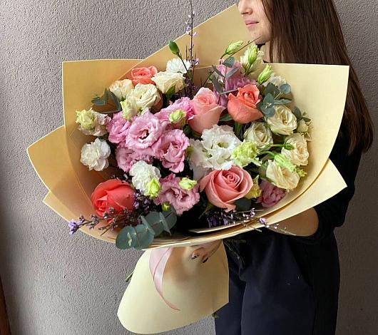 Букет цветов из: Розы, Лизиантусы и Гвоздики в Усть-Куте