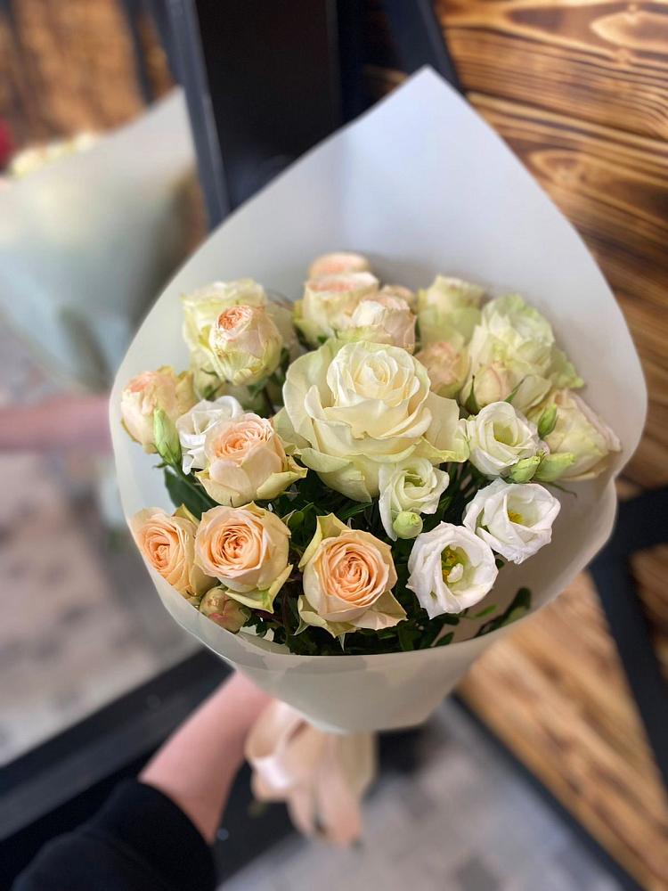 Букет цветов из: Розы и Лизиантусы в Усть-Куте